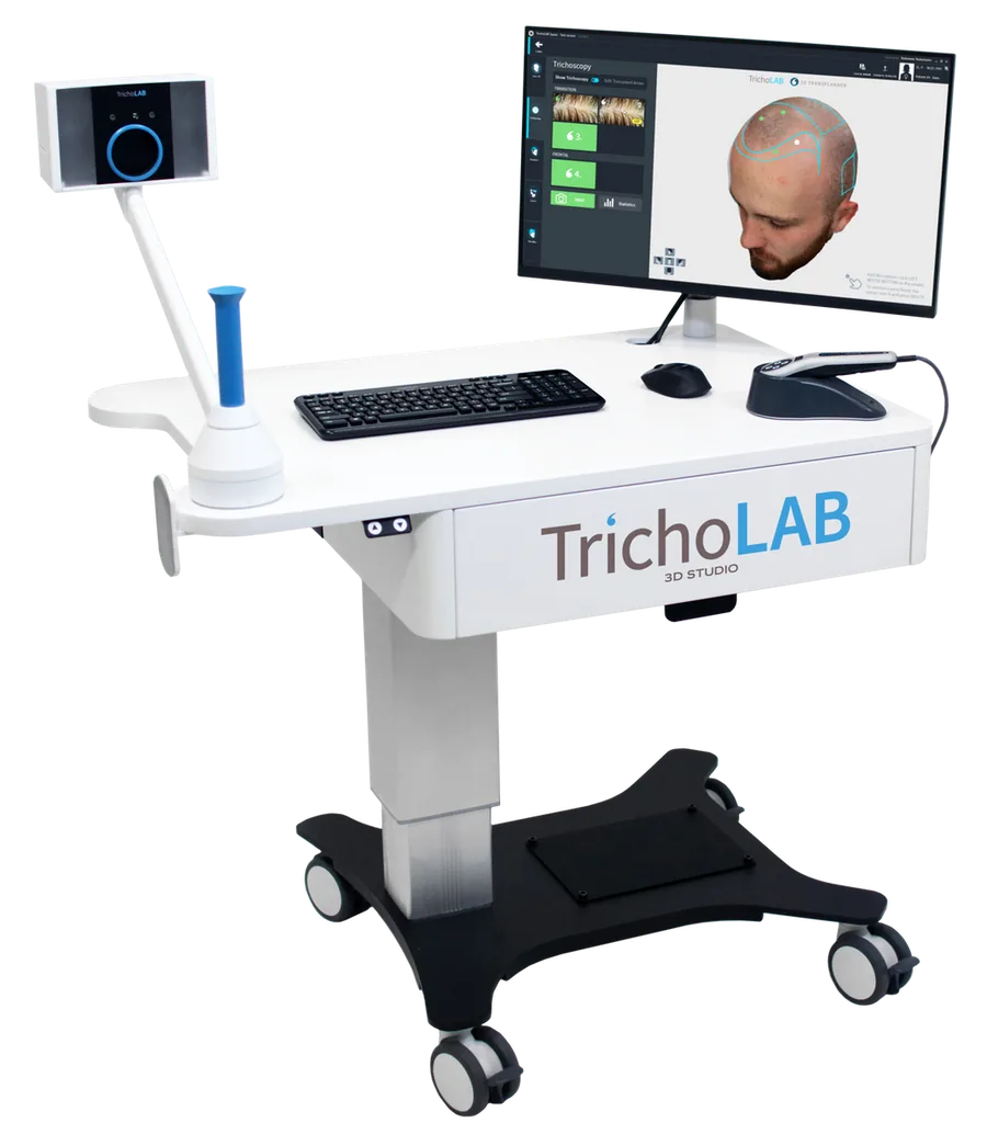 Estação TrichoLAB 3D Studio com braço de escaneamento, câmera leviacam e monitor mostrando o modelo 3D de uma cabeça